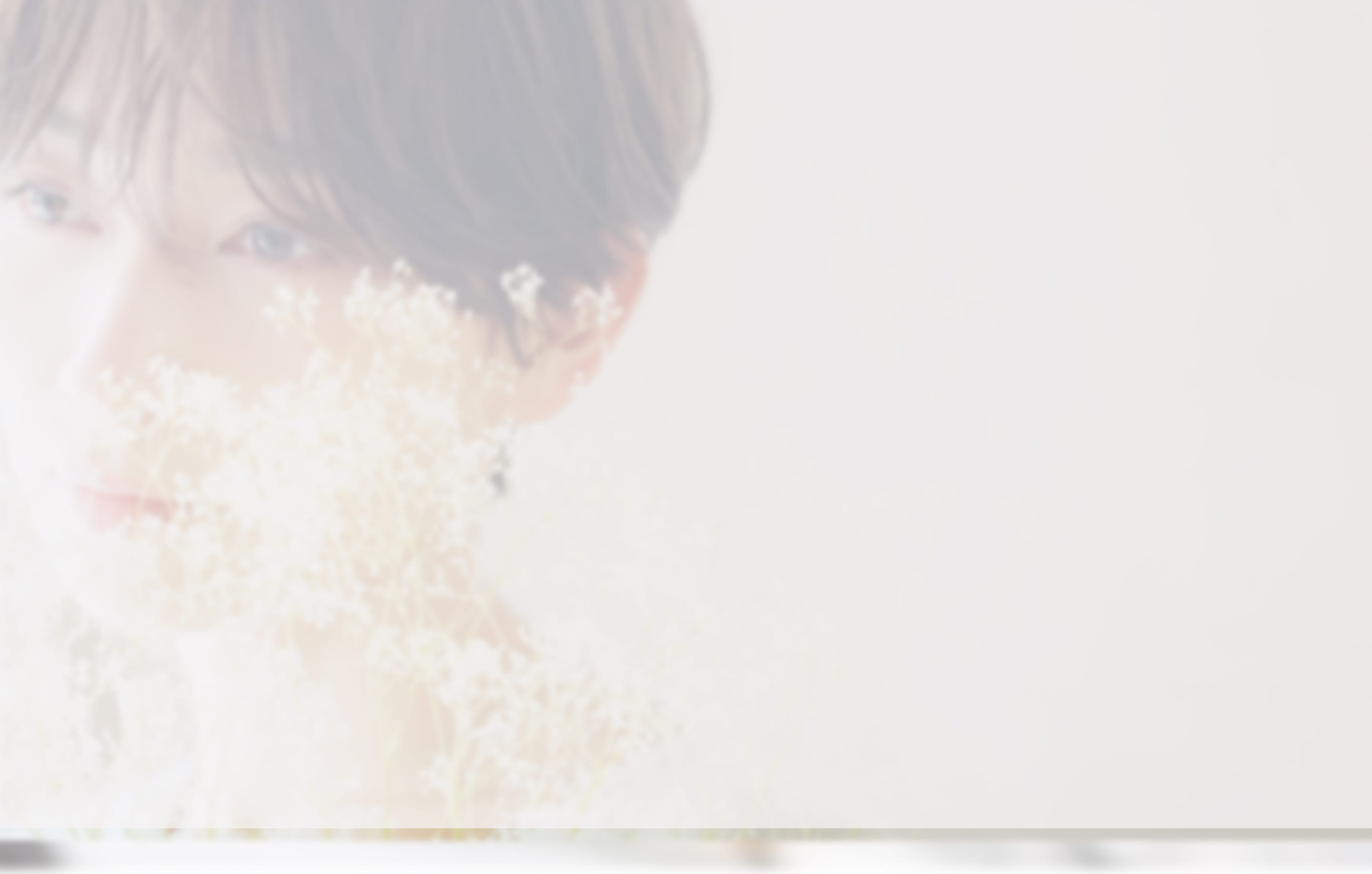 女性が写っている背景画像