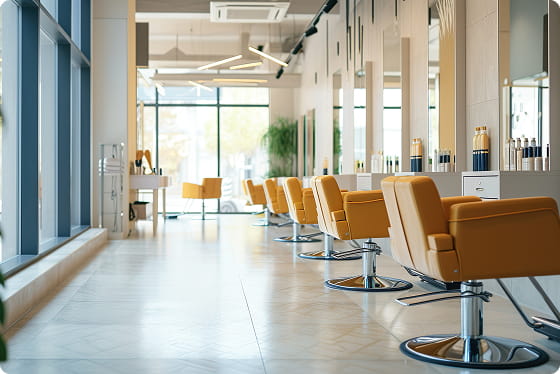 広々としたおしゃれな美容室の店内